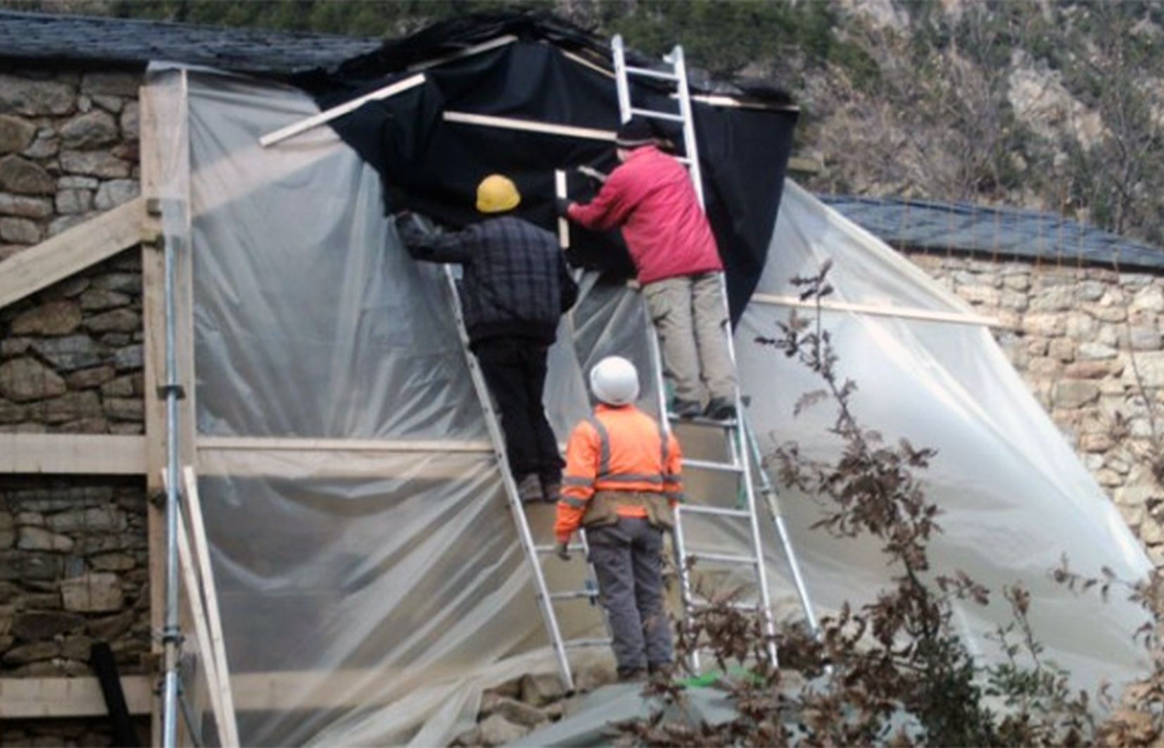 Tècnics col·locant la lona protectora a final de gener. Tècnics col·locant la lona protectora a final de gener.