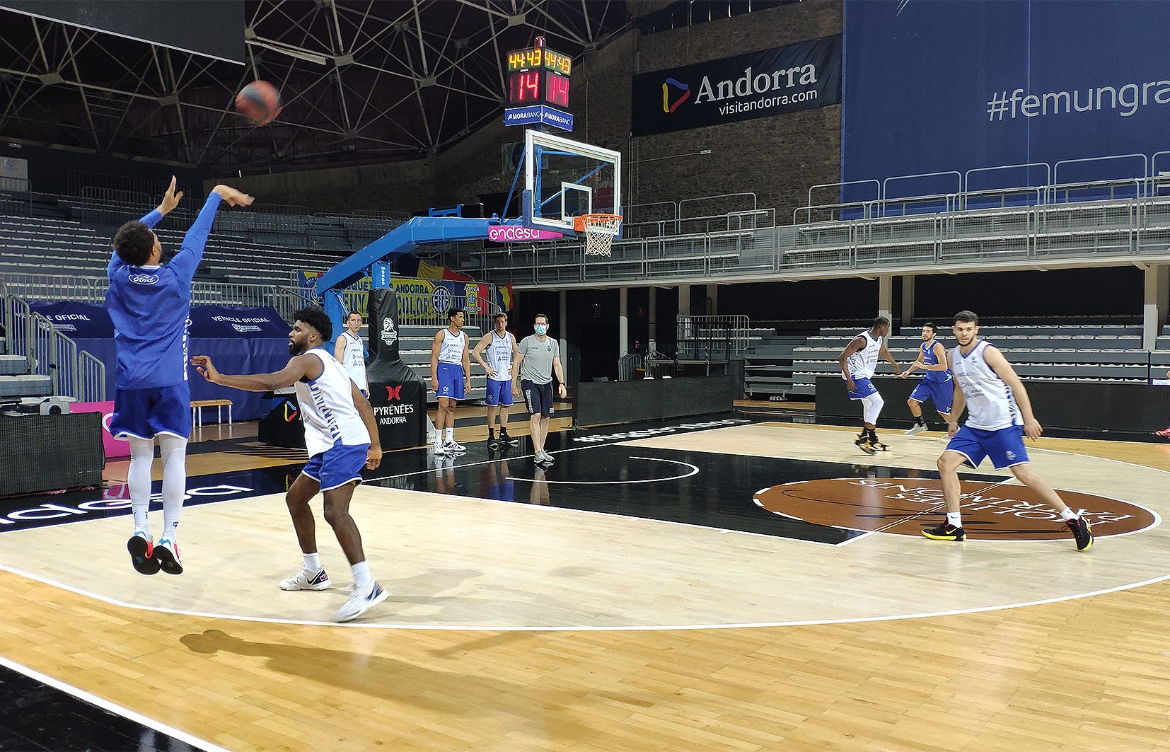 Clevin Hannah llança a cistella davant l'oposició de Franz Massenat durant l'entrenament d'aquesta tarda.