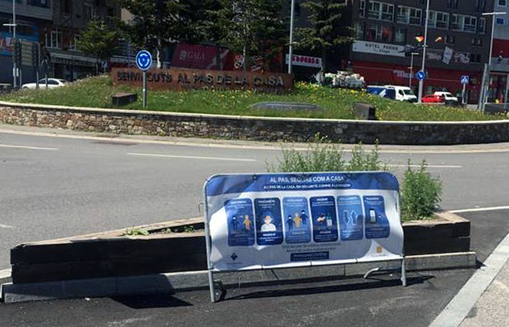 Tanques informatives al Pas de la Casa. Tanques informatives al Pas de la Casa.