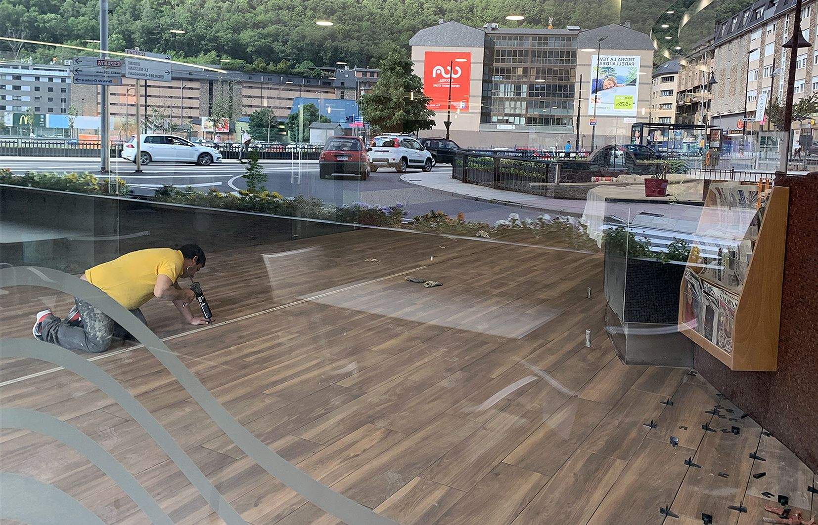 Un operari treballant en la posada a punt de la cafeteria d'un hotel.