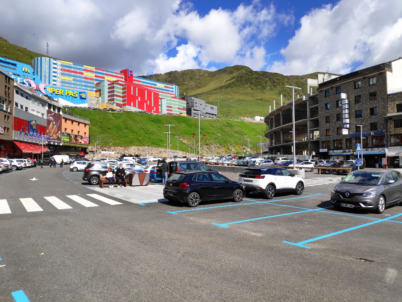 L'arribada de visitants al Pas de la Casa és ara per ara esglaonada.