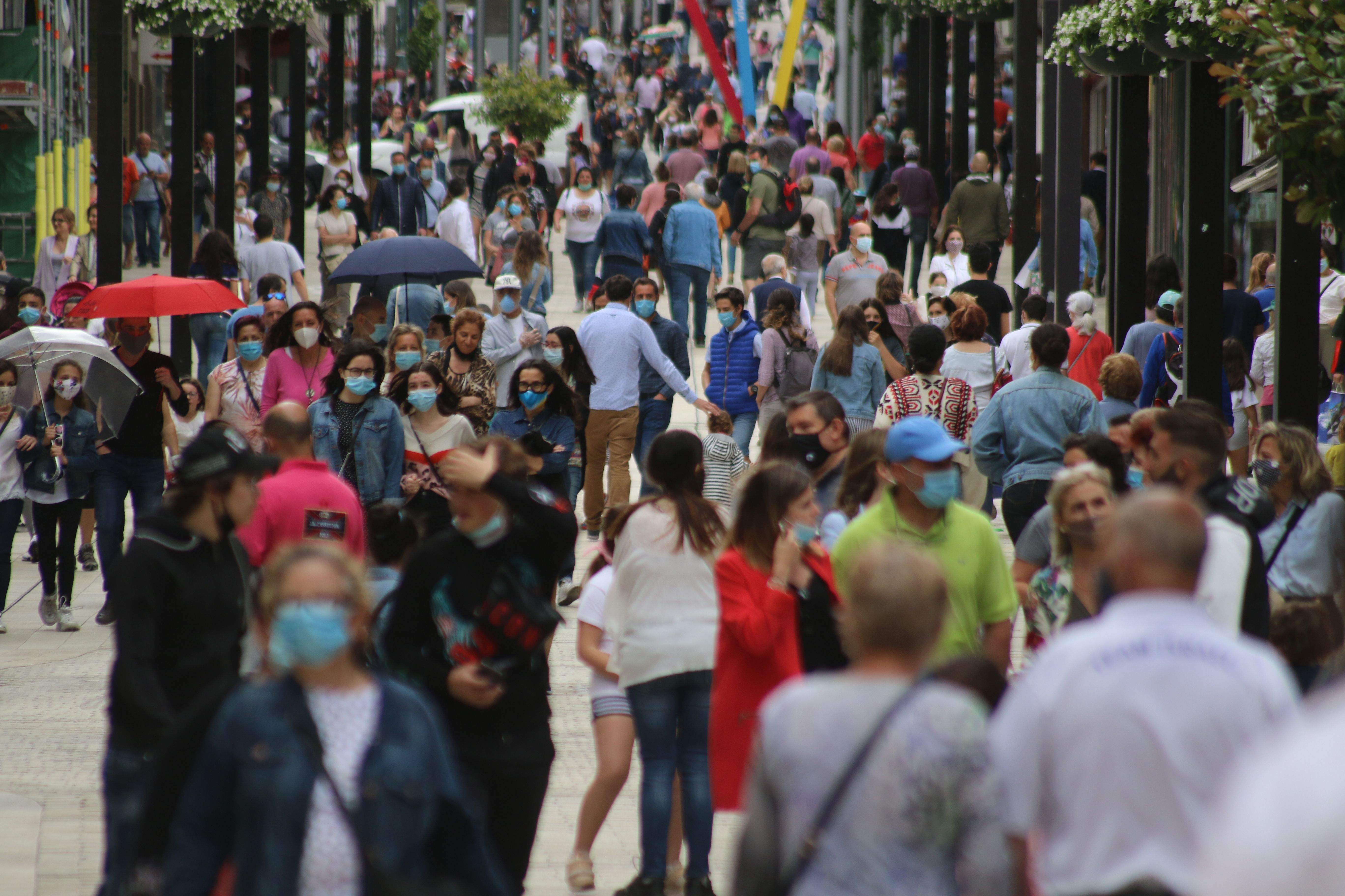Des de la Rotonda i fins a la part baixa de la part alta d'Escaldes, la presència de ciutadans al carrer ha estat massiva al punt del migdia.