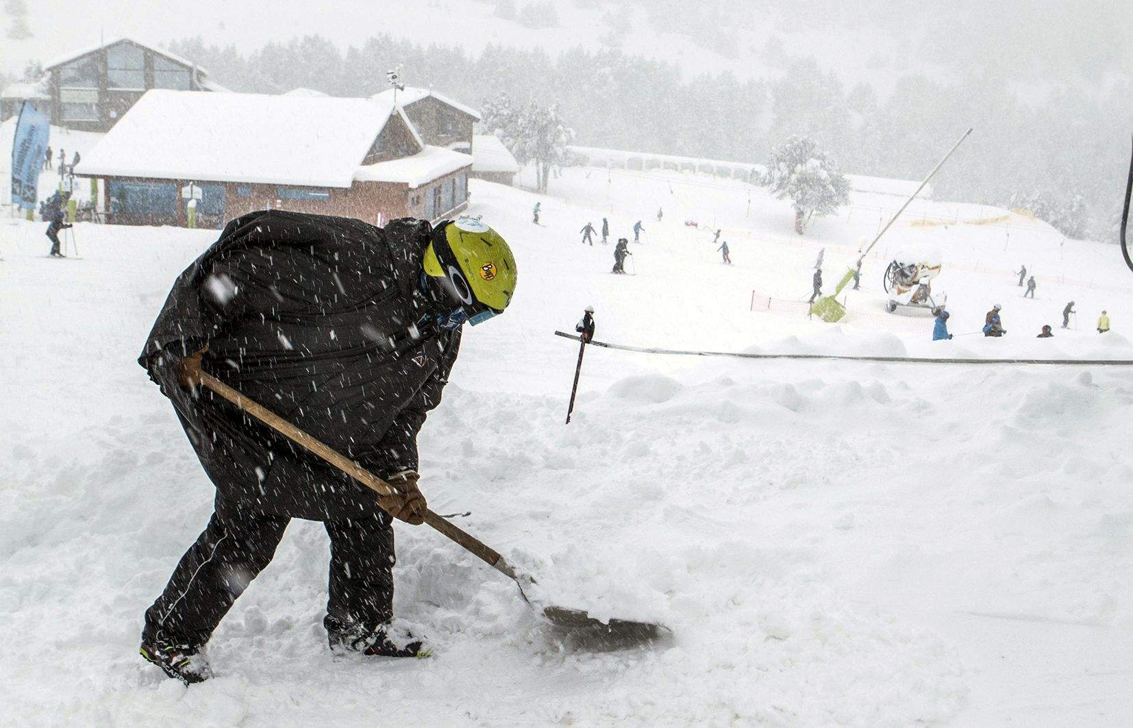 Un operari d'Ensisa en plena tasca laboral.
