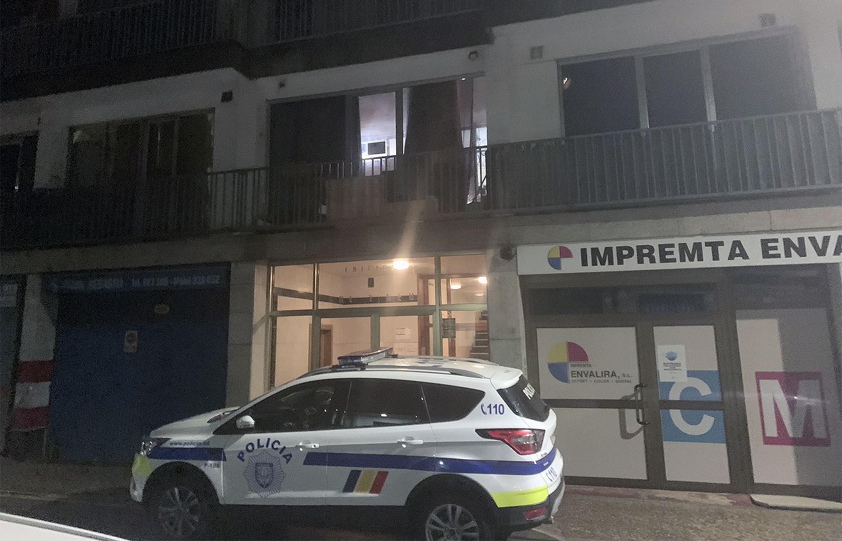 Cotxe policial a la porta de l'edifici on es va fer l'operació la tarda-nit de diumenge.