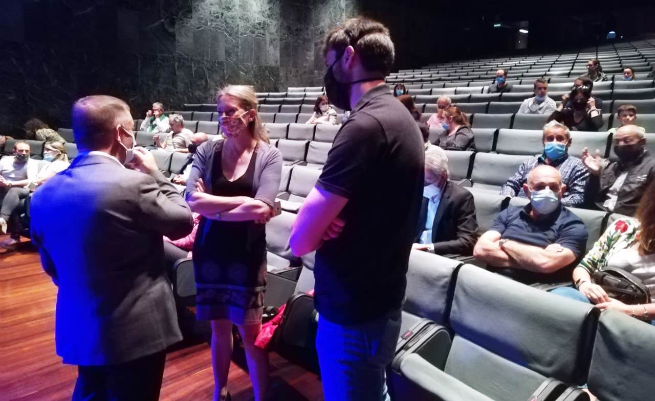 Josep Majoral conversa amb els consellers de l'oposició Mari Àngels Aché i Cerni Cairat.