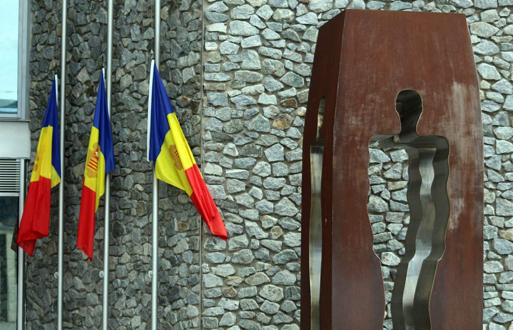 Façana del Consell General amb les tres banders a mig pal en senyal de dol.