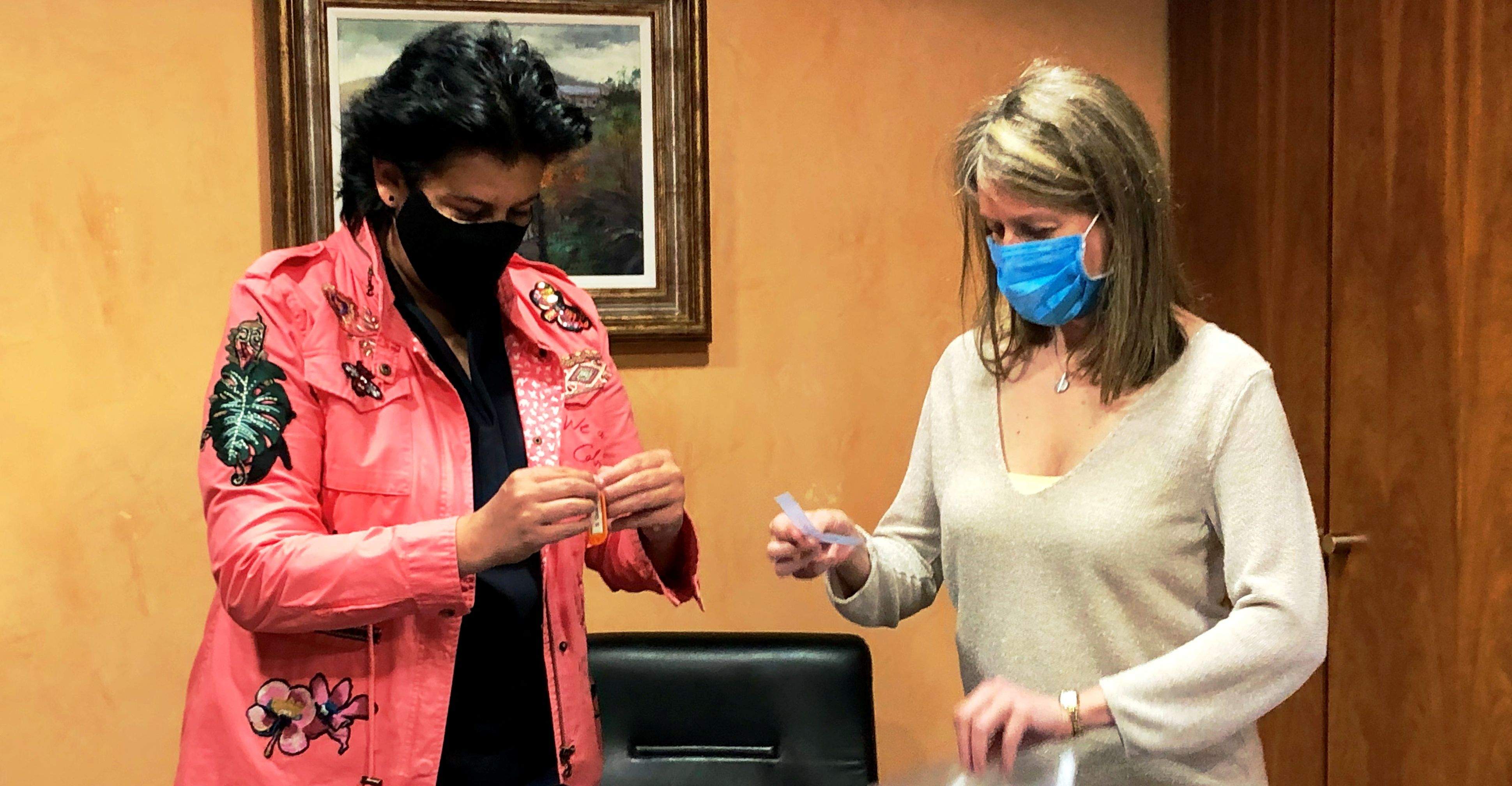 Eva Sansa, i Francesca Guerrero durant el sorteig d'aquest dimecres.