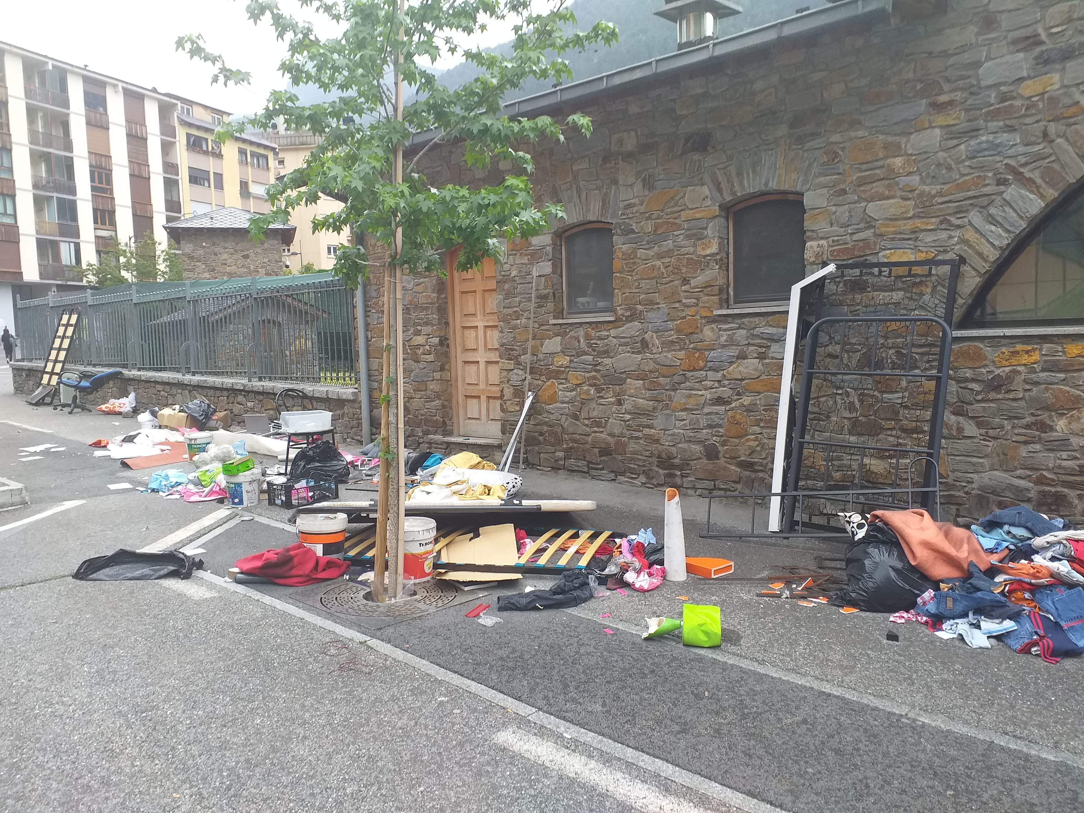 A mig matí encara quedava molt material per retirar.