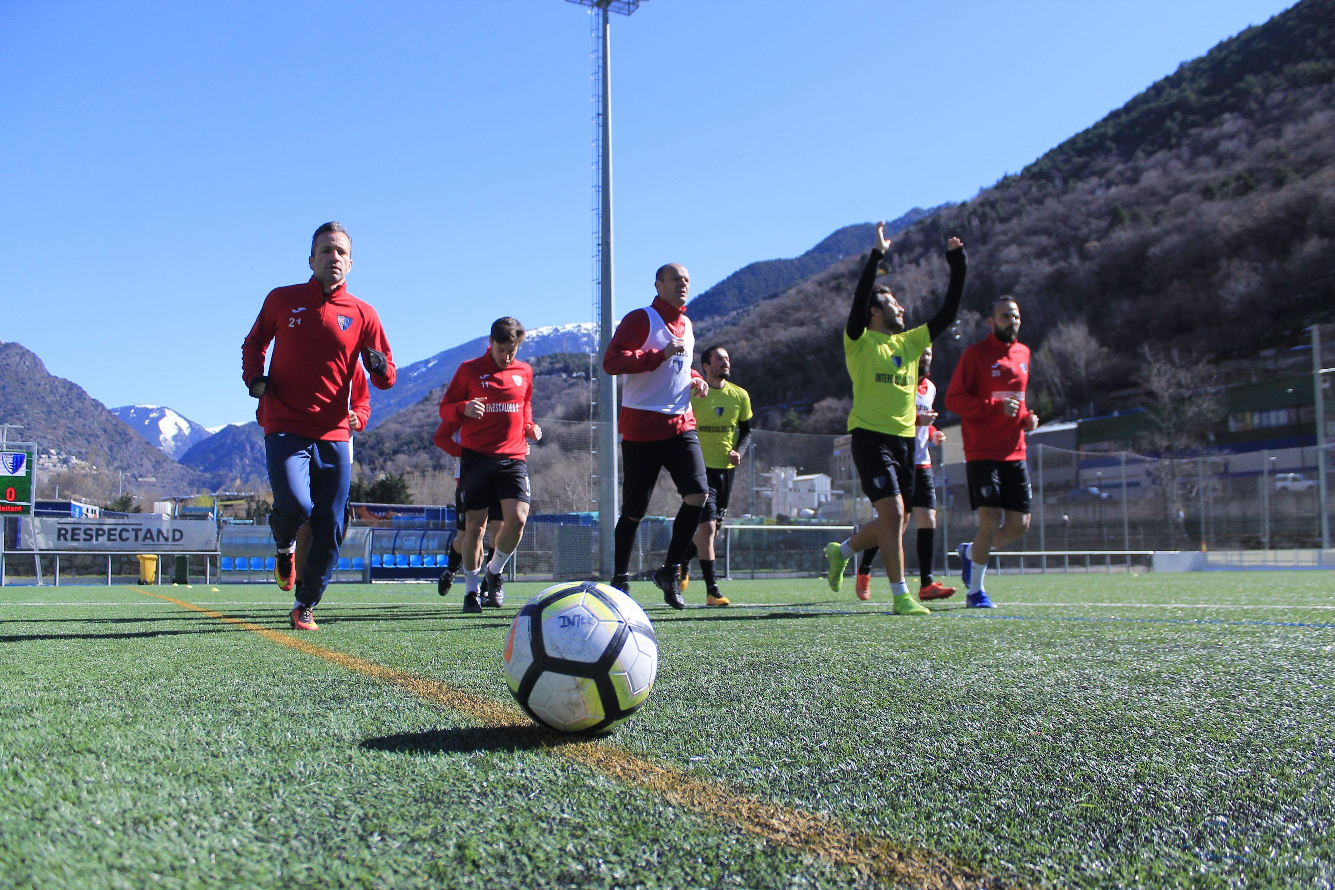 Escalfament de jugadors de l'Inter d'Escaldes, fins ara primer classificat a la lliga.