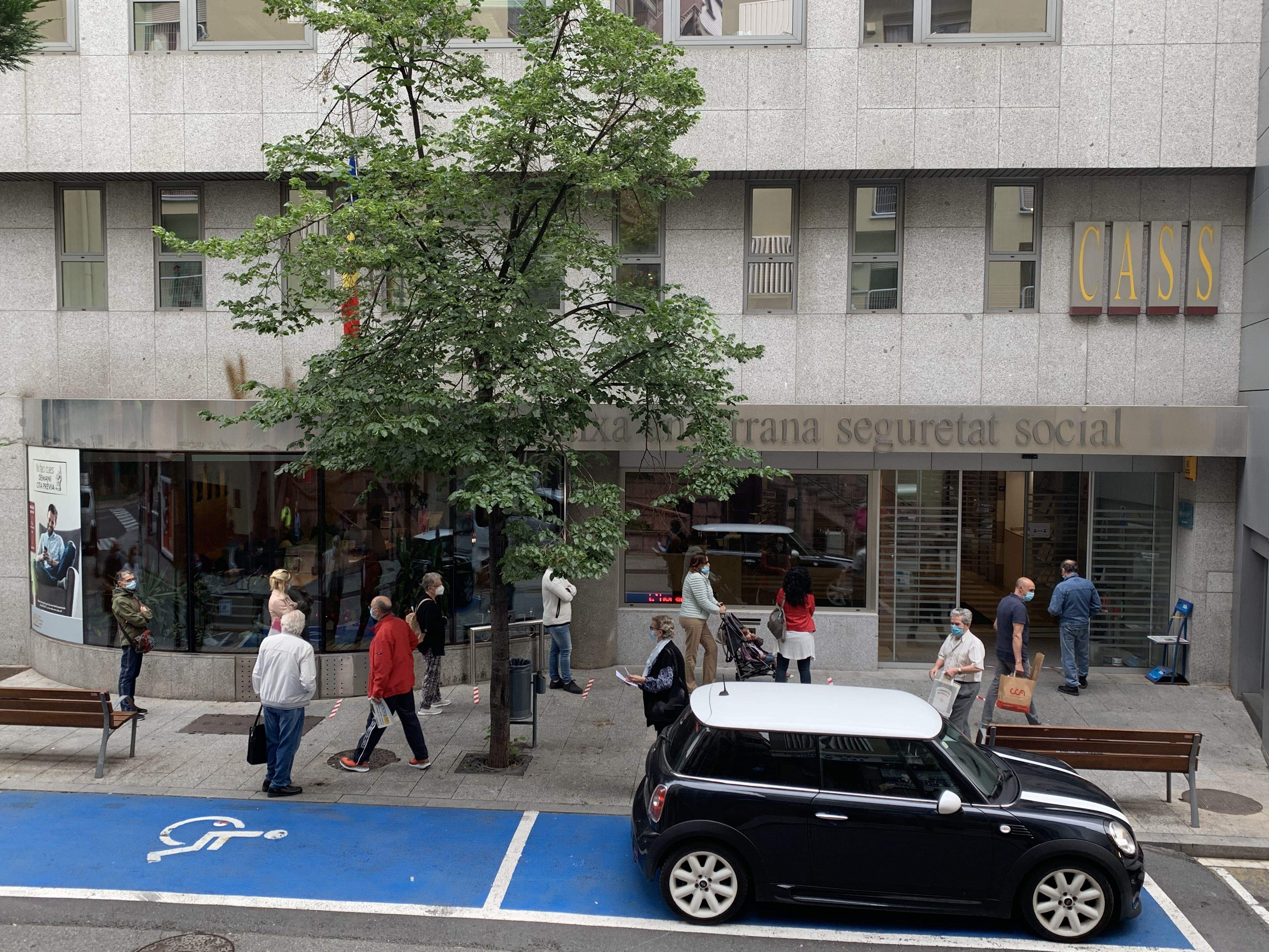 Ciutadans fent cua a la CASS, que gestiona en part els ERTO encara que qui els valida és el Govern.