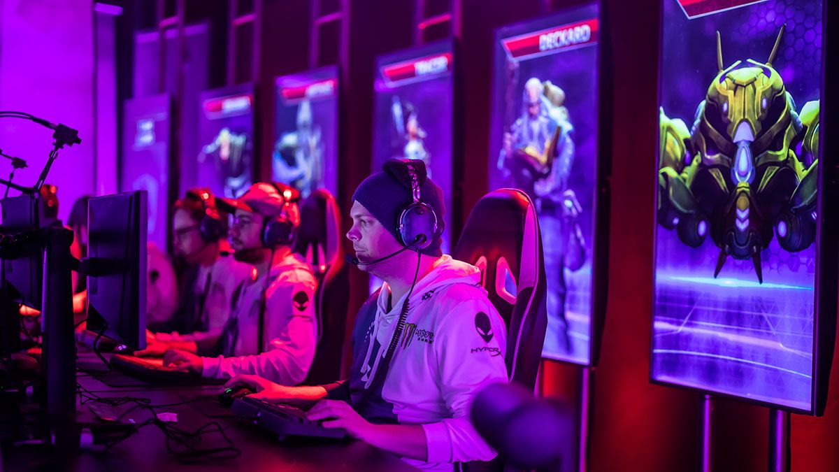 Practicants d'esports electrònics en una competició.