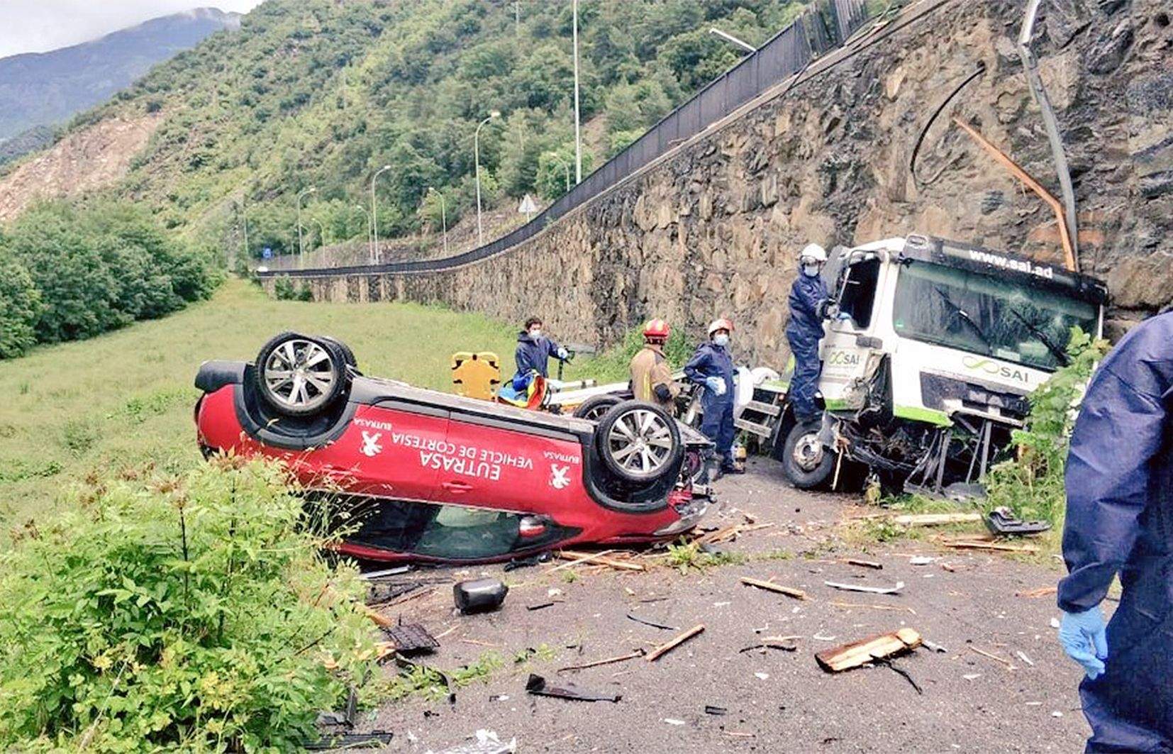 El camió grua i el cotxe accidentats.