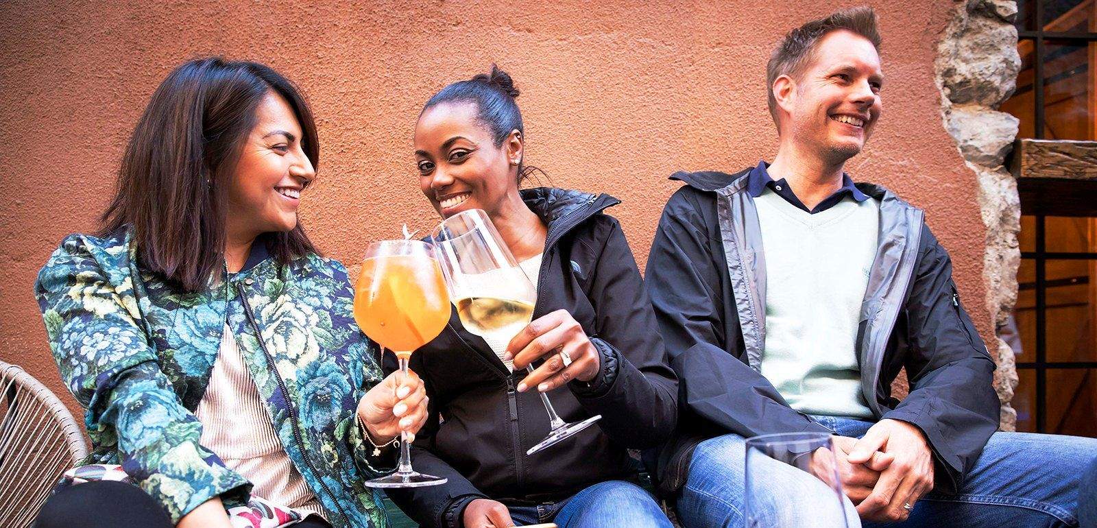 Dues dones brinden en una terrassa del Centre Històric.