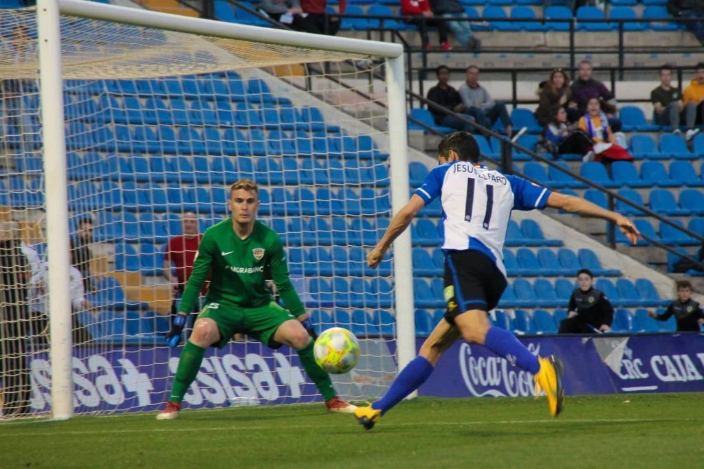 Miguel Bañuz es prepara per entomar un xut en el partit contra l'Hèrcules.