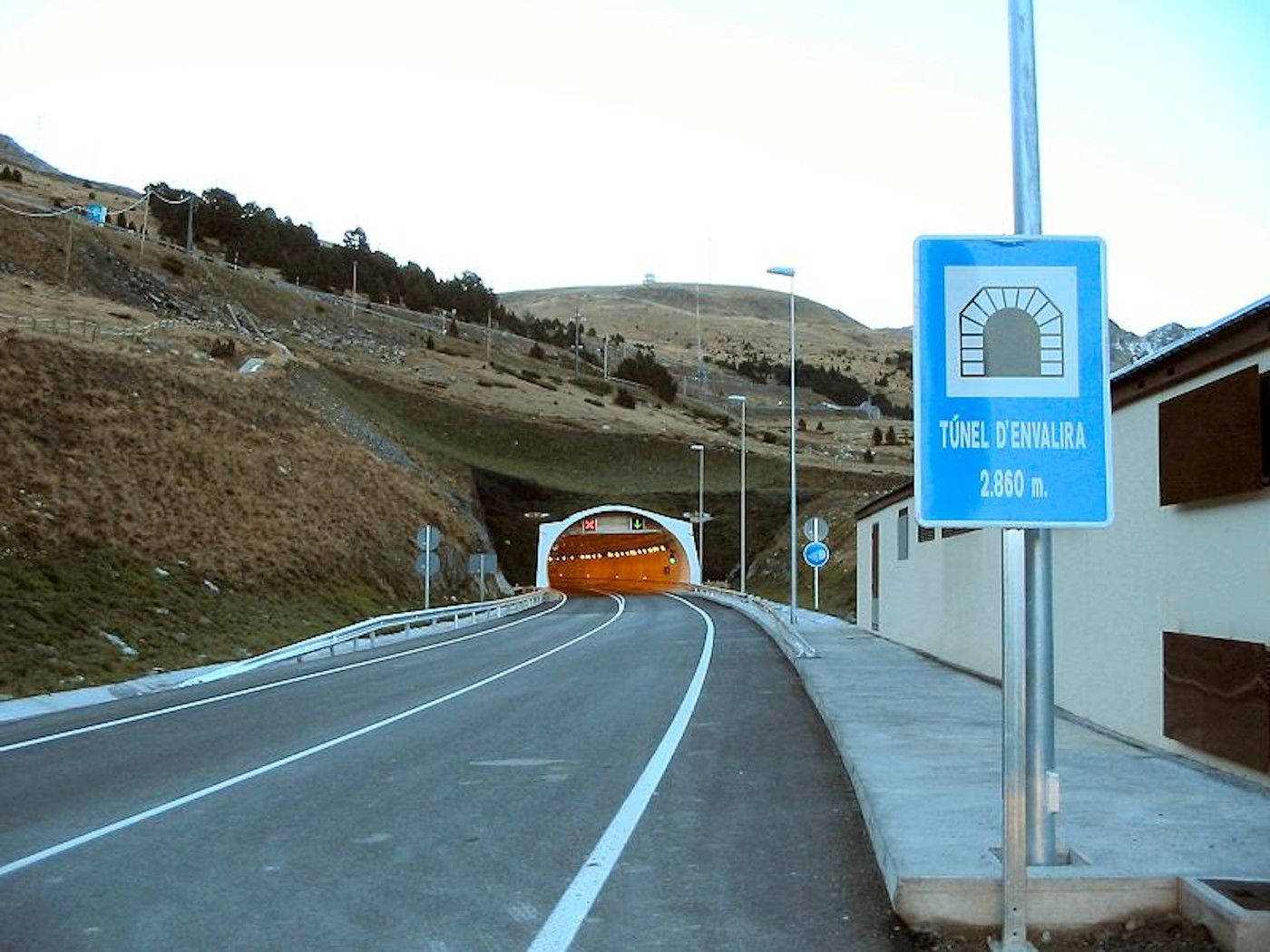 Un dels accessos al túnel d'Envalira.