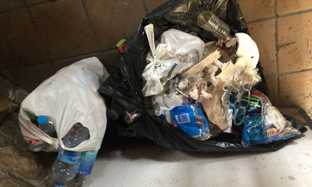 Bosses amb deixalles recollides a prop del refugi de Collet Martí.