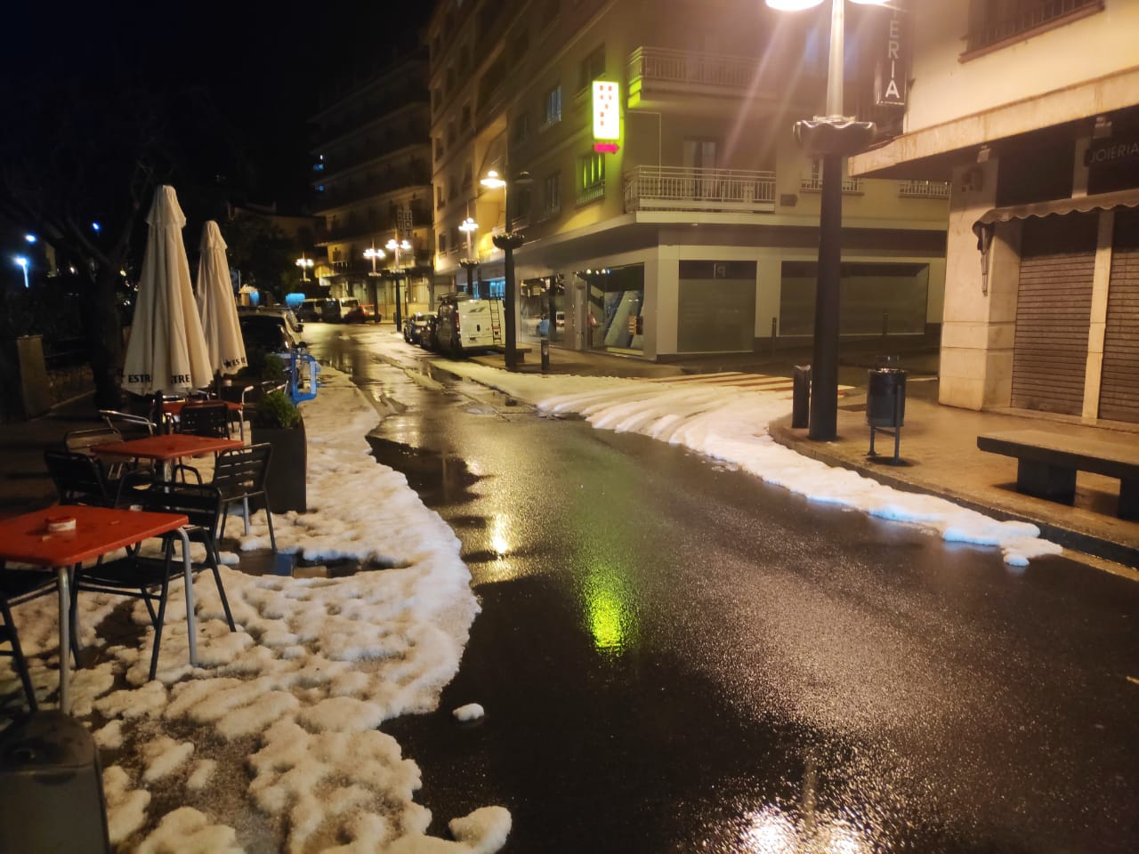 Calamarsa acumulada als vorals de l'avinguda Verge de Canòlich, a Sant Julià de Lòria. Calamarsa acumulada als vorals de l'avinguda Verge de Canòlich, a Sant Julià de Lòria.