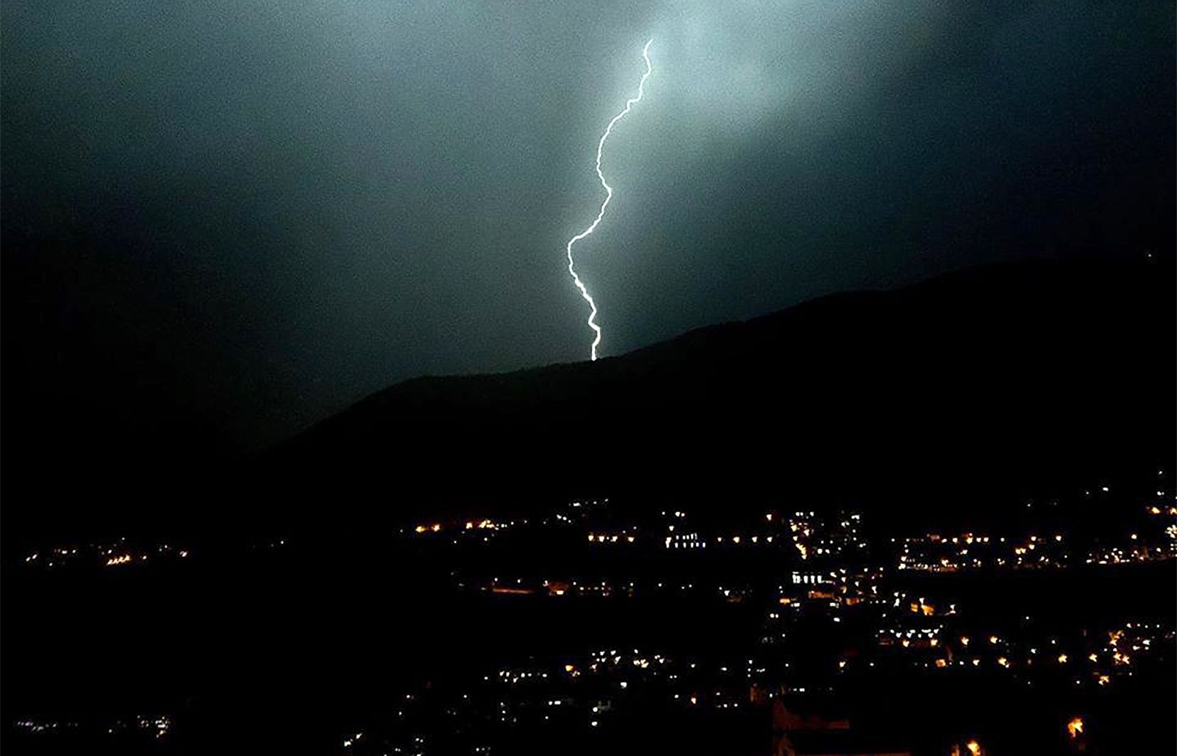 Aparell elèctric divisat a la Massana aquest dissabte a la nit.