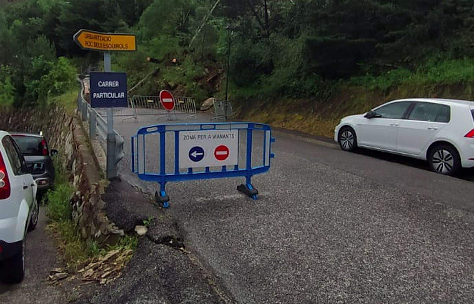 Vehicles estacionats en les immediacions del tram afectat.