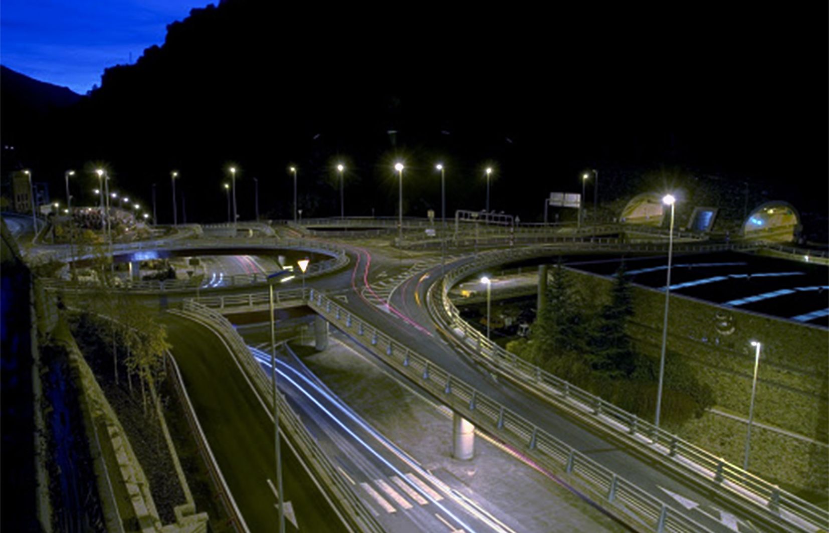 Rotonda del túnel dels Dos Valires, en la seva boca encampadana.