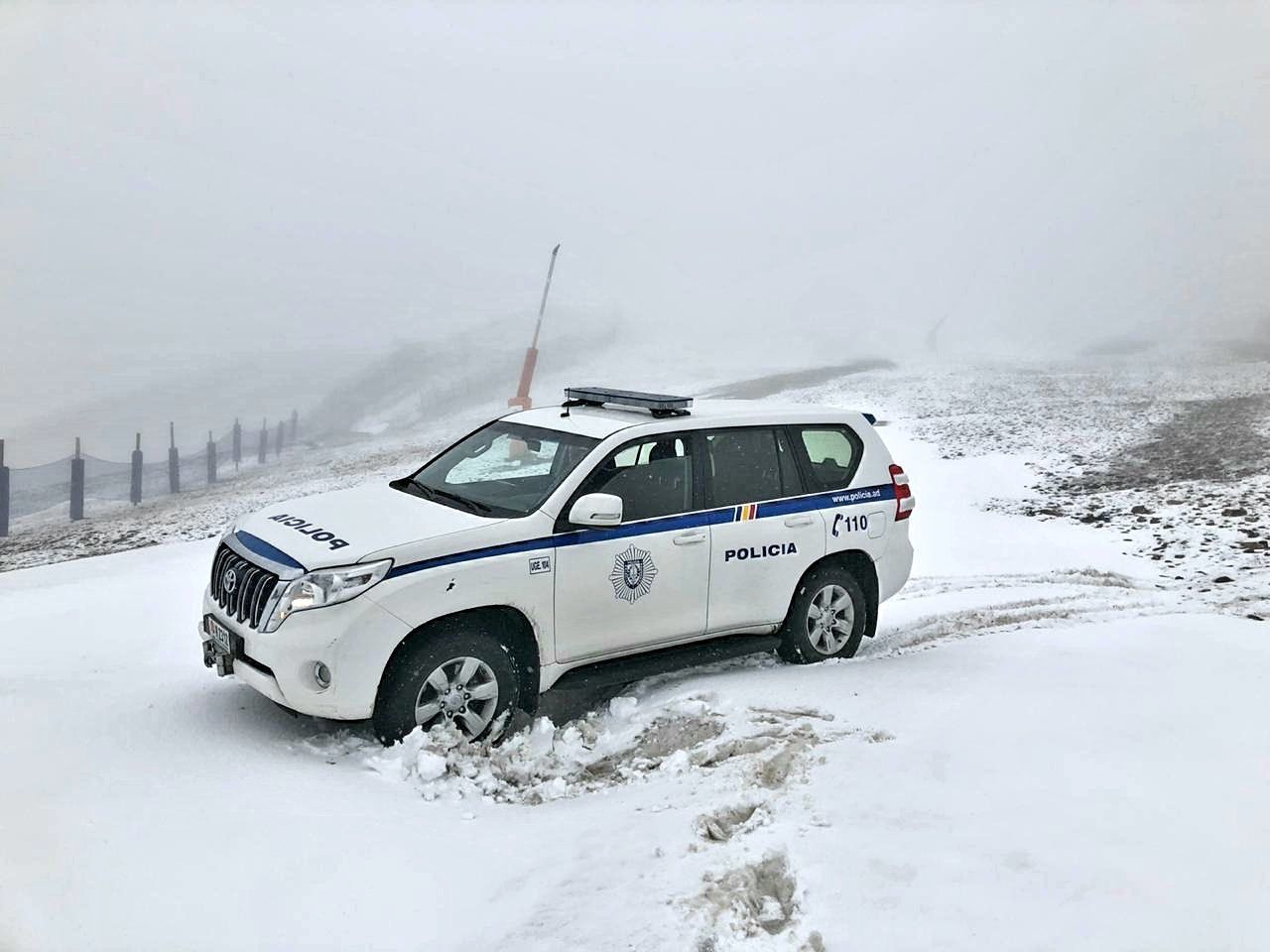 Un vehicle policial al Coll Blanc, ben emblanquinat.