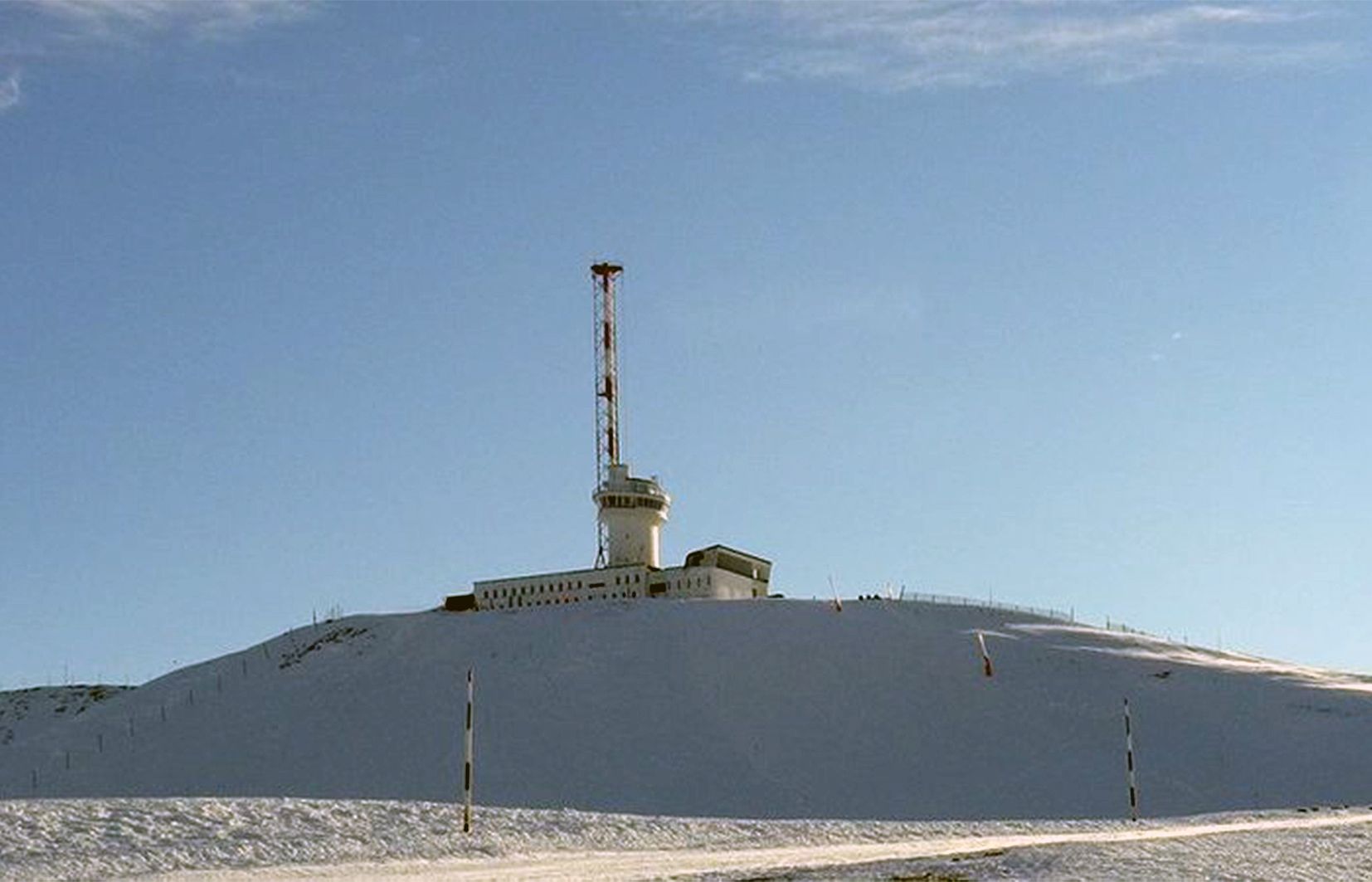 Una imatge d'arxiu del centre emissor de Sud-Radio al cap del Port, ben nevat.
