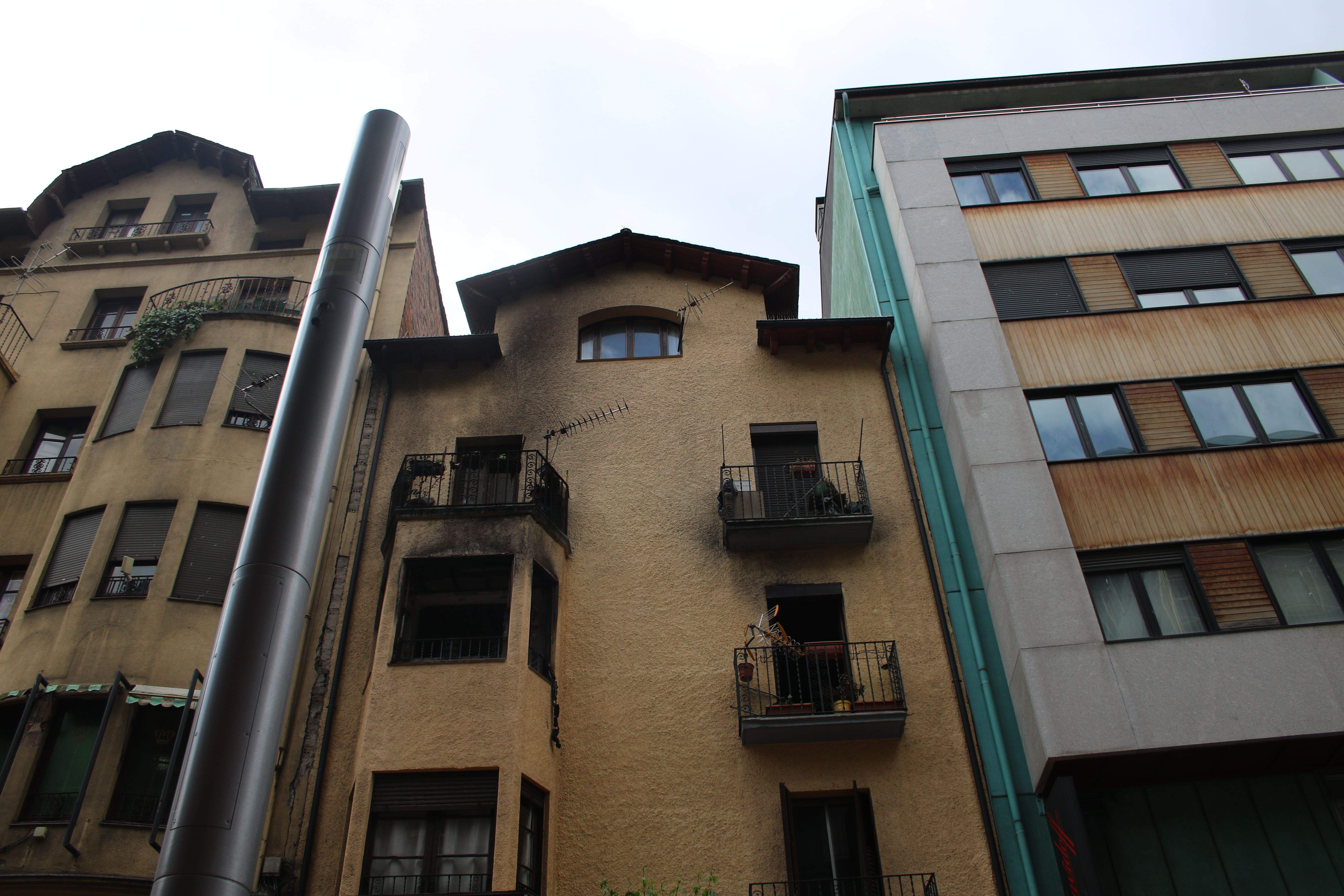 L'edifici del número 55 de l'avinguda Carlemany ja està desprecintat.