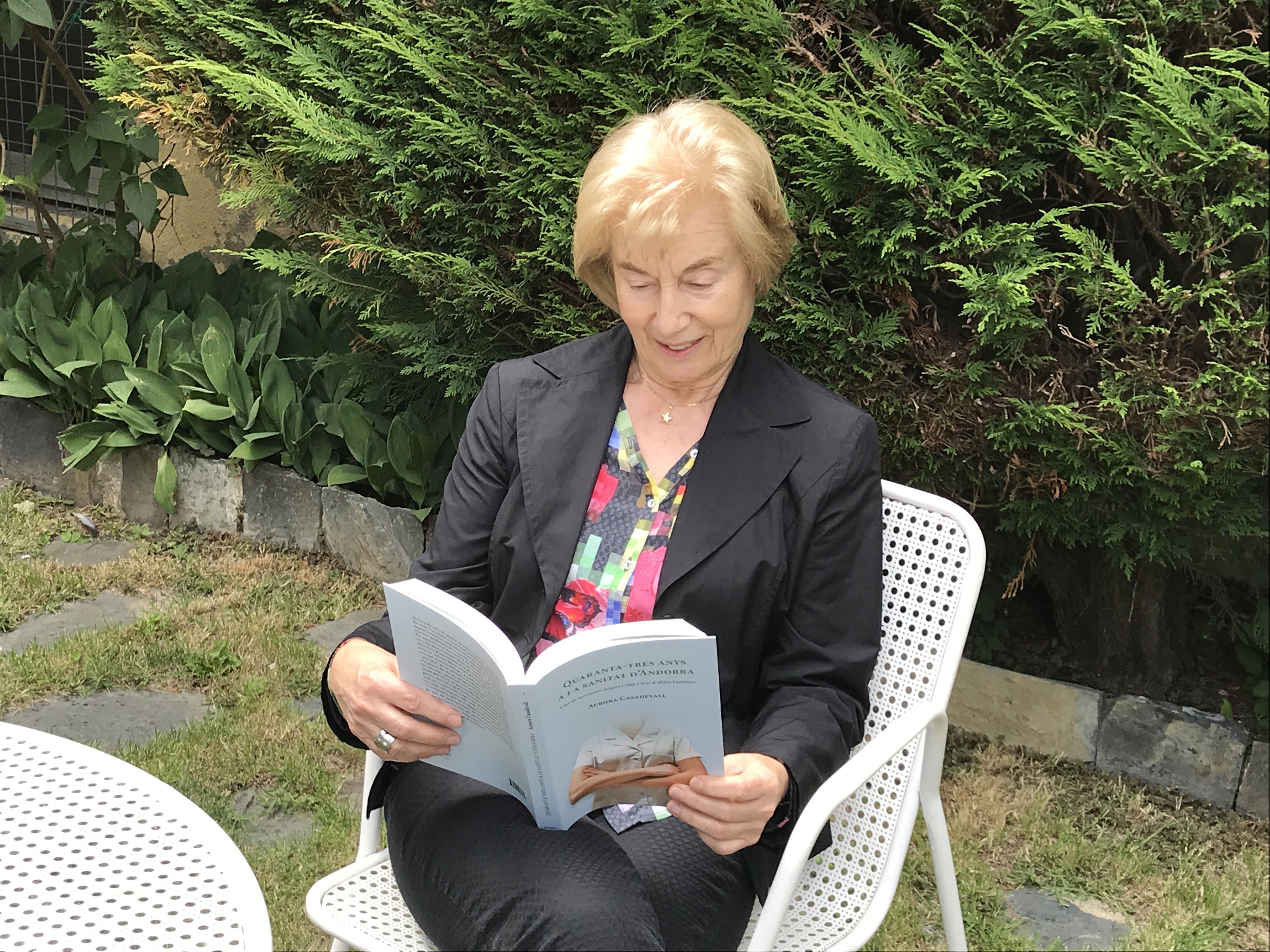 Aurora Casadevall fulleja el llibre que aquest dilluns s'ha llançat al mercat.