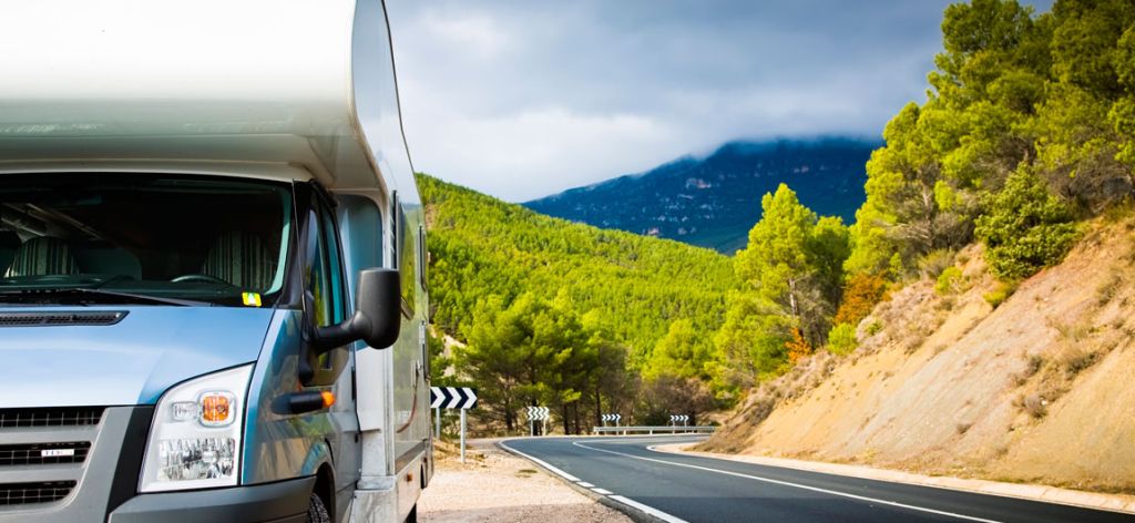 Una autocaravana aparcada al voral de la carretera.