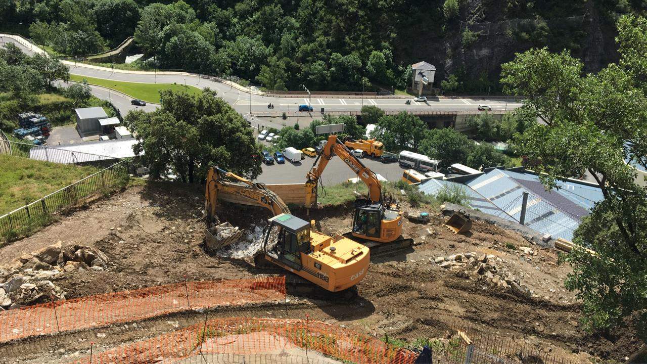 Les màquines treballant en la parcel·la en qüestió. Les màquines treballant en la parcel·la en qüestió.
