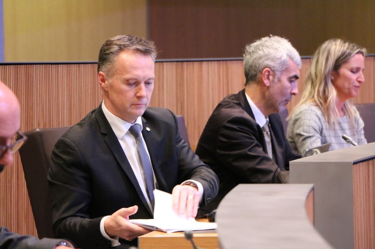 Ferran Costa, Marc Magallón i Eva López en el seu lloc en l'hemicicle al Consell General.