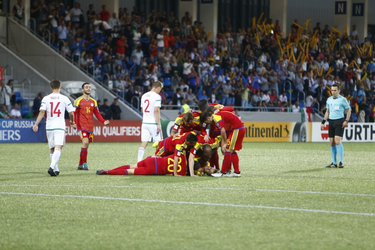 Els jugadors de la selecció celebren el gol de Marc Rebés contra Hongria.