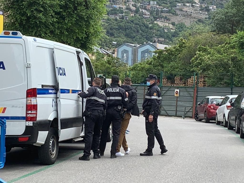 ARRIBADA A PRADA CASADET DEL JOVE ANDORRÀ ACUSAT DE FER DE 'CORREU' I A QUI SE LI VAN TROBAR ELS 228 GRAMS.