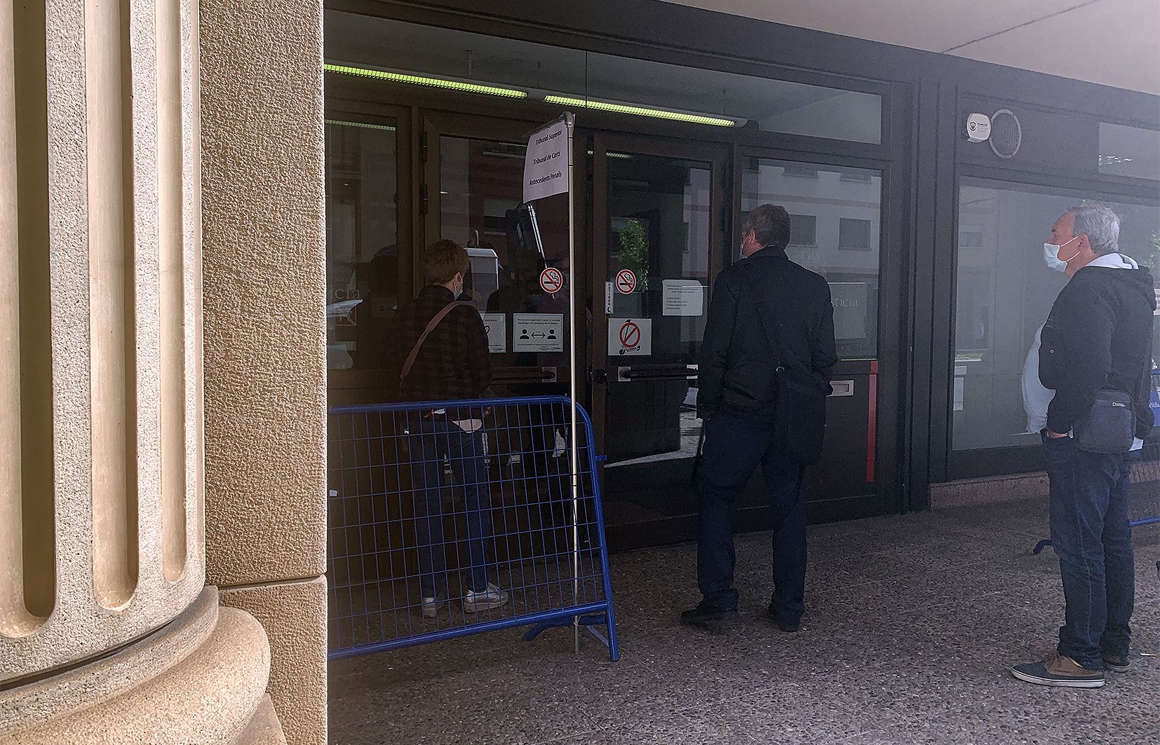 Administrats fent cua per accedir a la seu judicial. Administrats fent cua per accedir a la seu judicial.