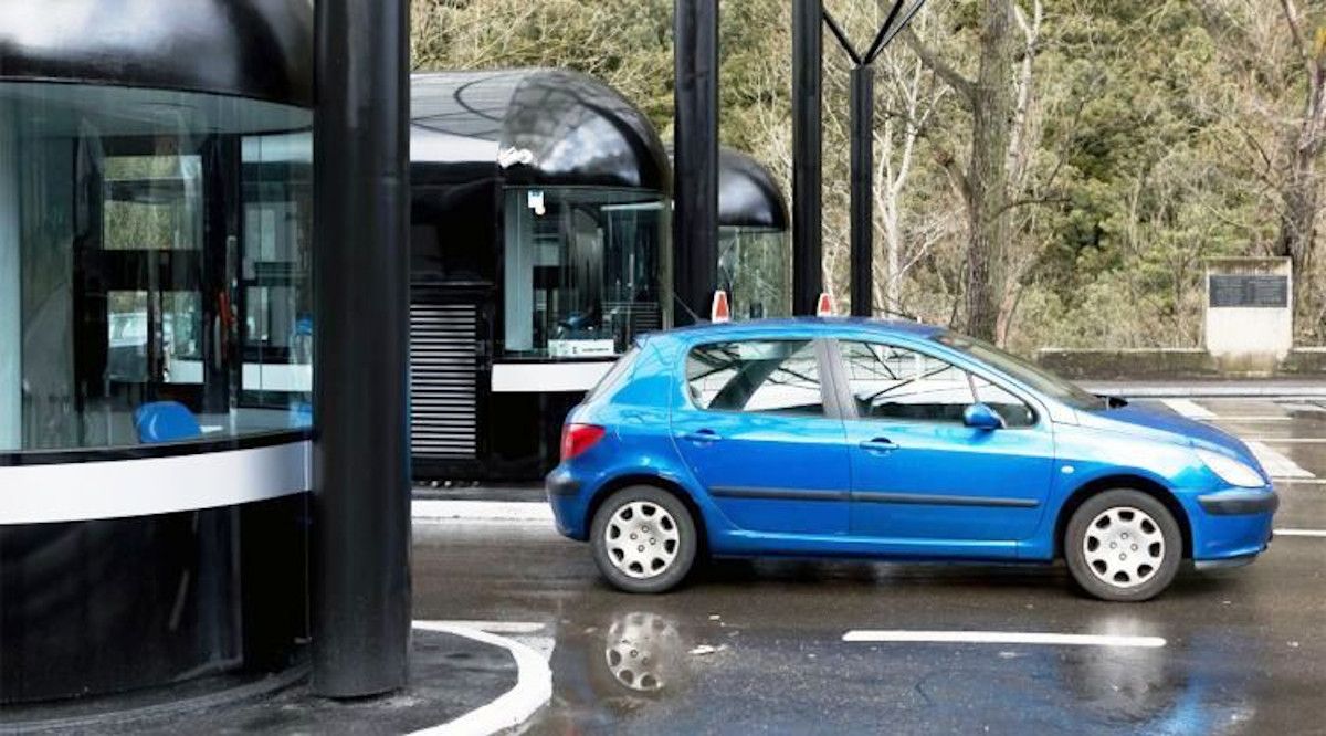 Un cotxe passa per la duana del riu Runer.