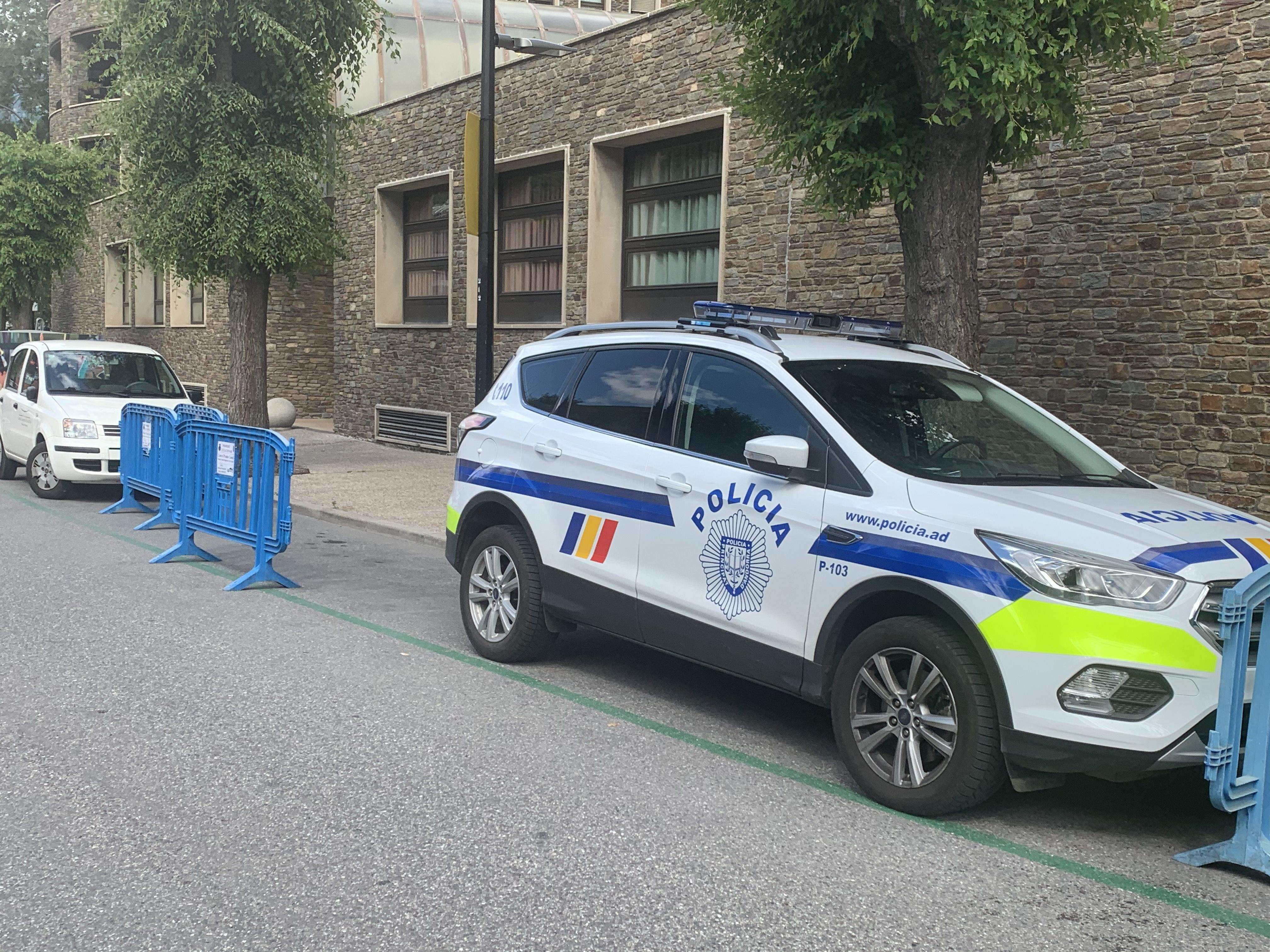 Un cotxe de policia en les immediacions de Prada Casadet, on se celebren ara les vistes del Tribunal de Corts.