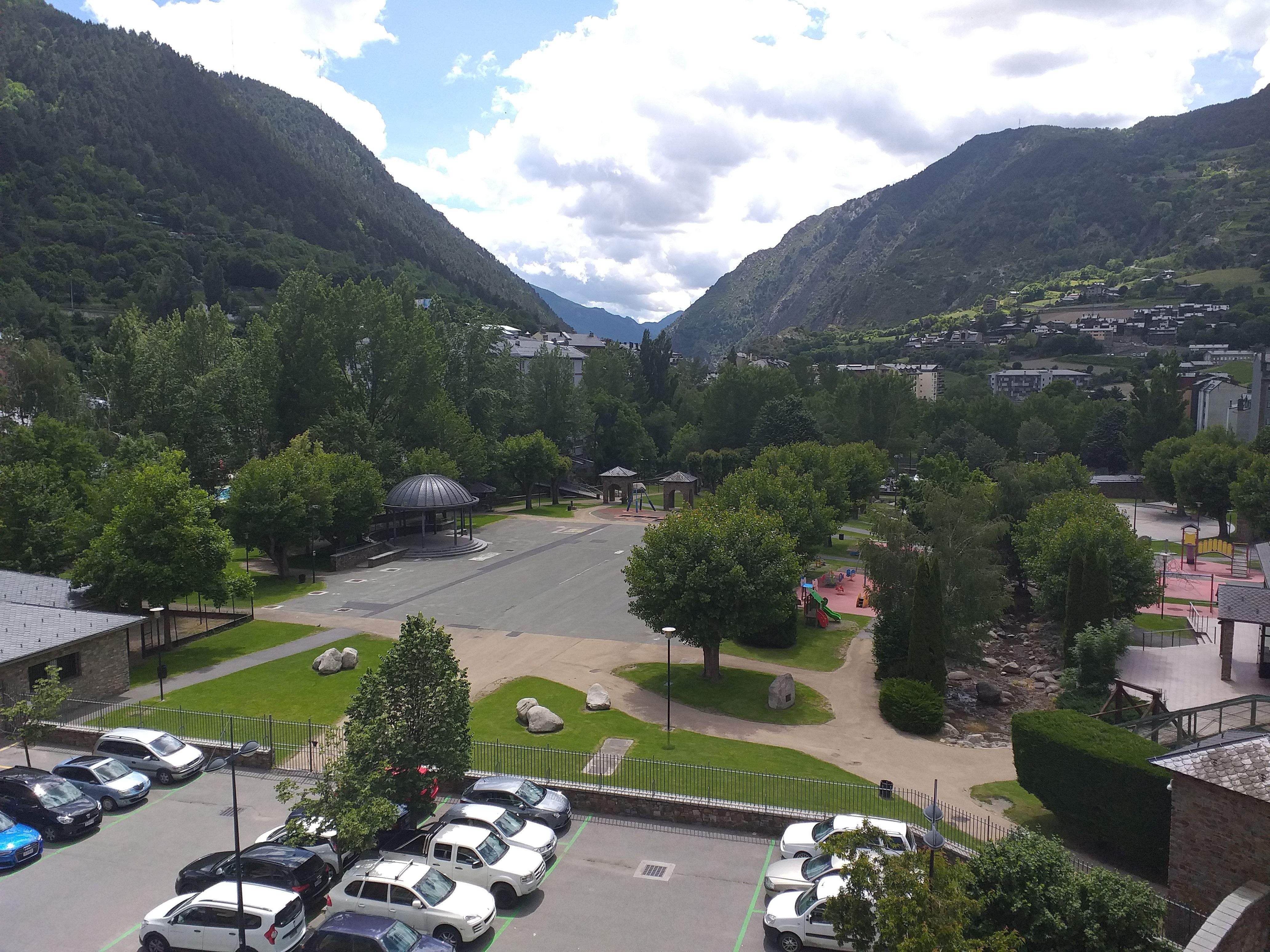 El Prat Gran aquest migdia, totalment buit perquè està tancat al públic.