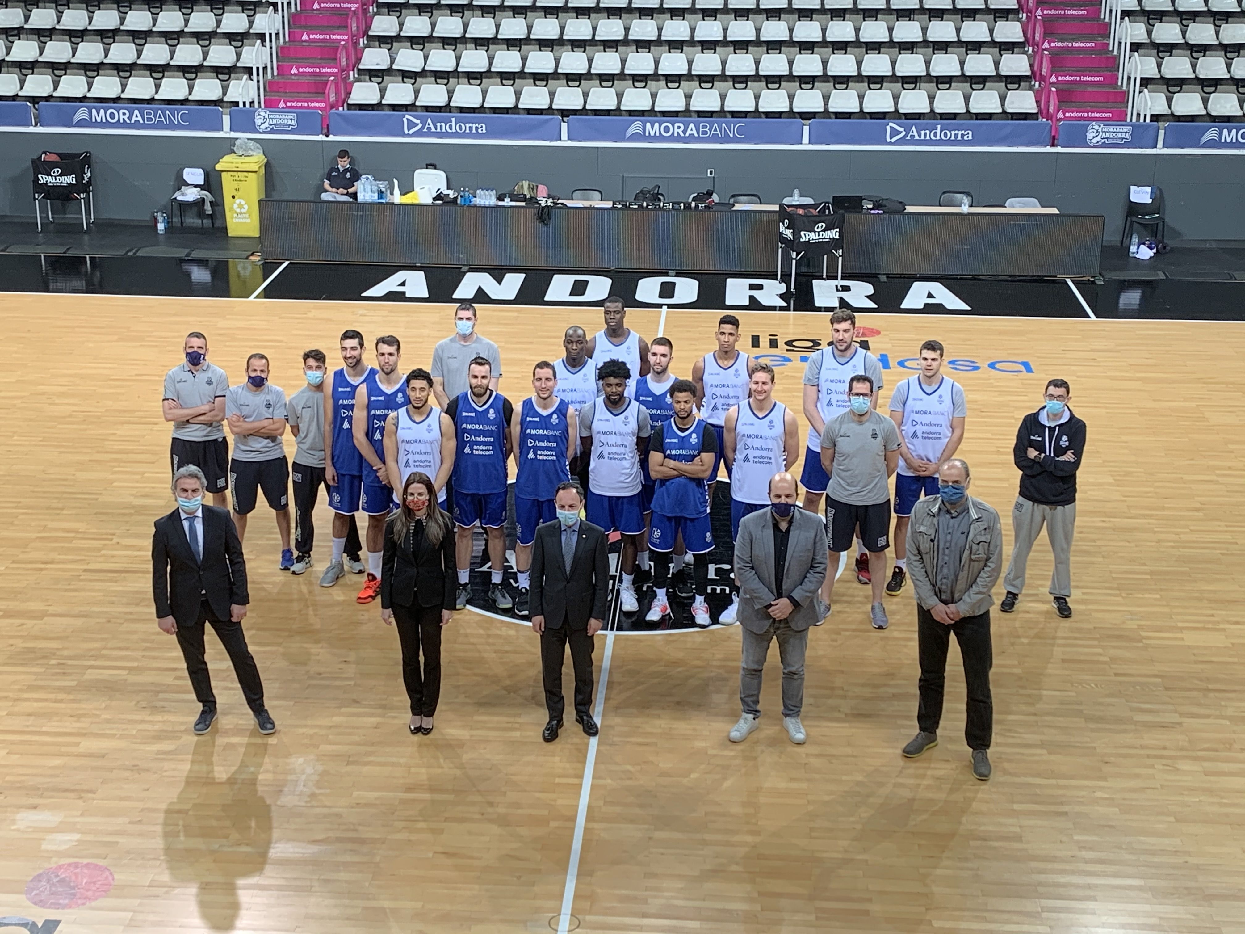 El cap de Govern i la ministra, amb el secretari d'Estat, el president i el mànager general del club amb tot l'equip al complert darrere.