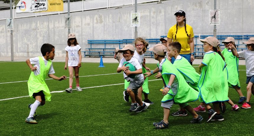 Infants jugant a rugbi en una edició anterior dels esports d'estiu a Escaldes-Engordany.