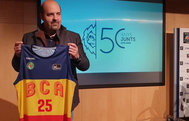 El president del Morabanc Andorra, Gorka Aixàs amb la nova imatge corporativa i la samarreta commemorativa