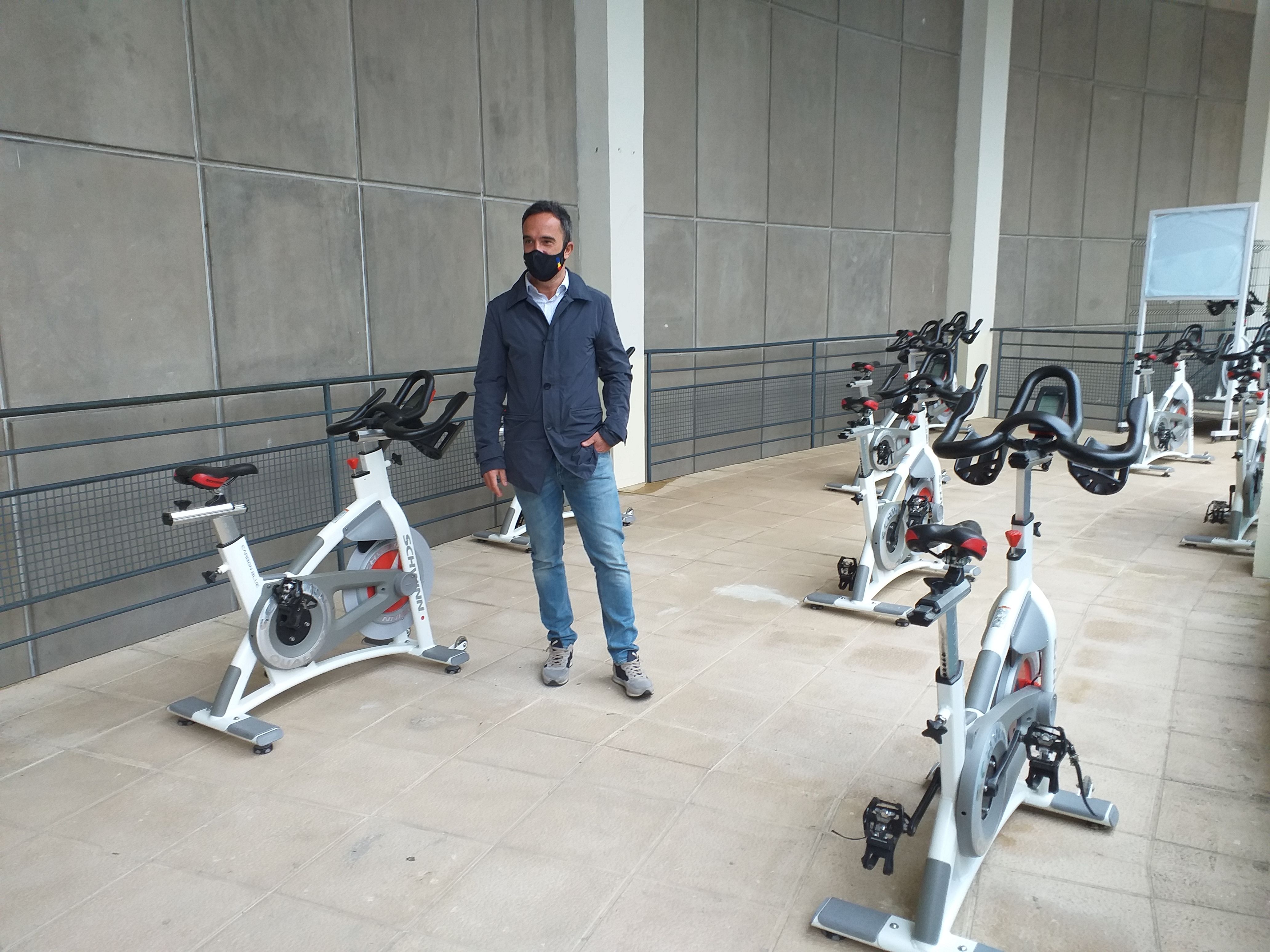 El conseller Alain Cabanes, a la zona amb bicicletes habilitada a la terrassa del centre esportiu.