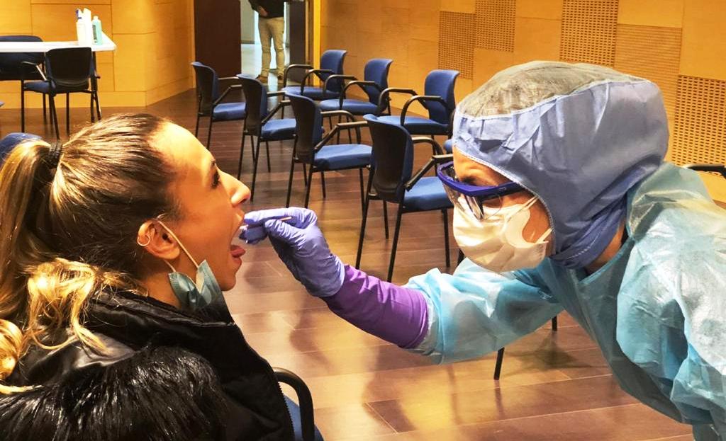 Una infermera efectua un cribratge per TMA.