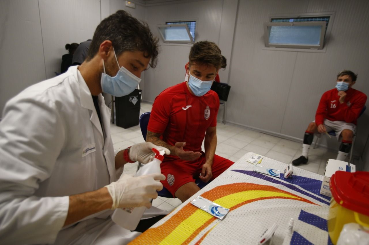 Joel López fent proves a jugadors de l'Engordany.