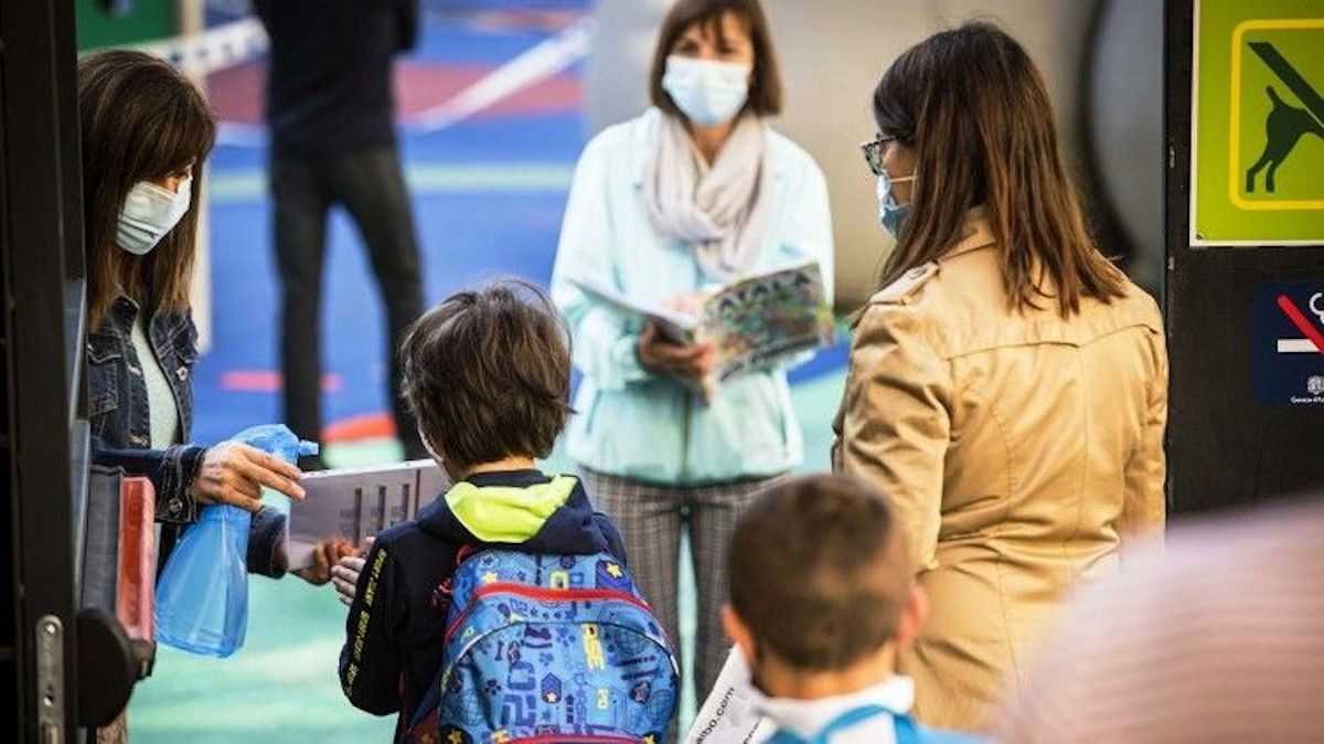 Entrada a l'escola francesa d'Andorra la Vella.