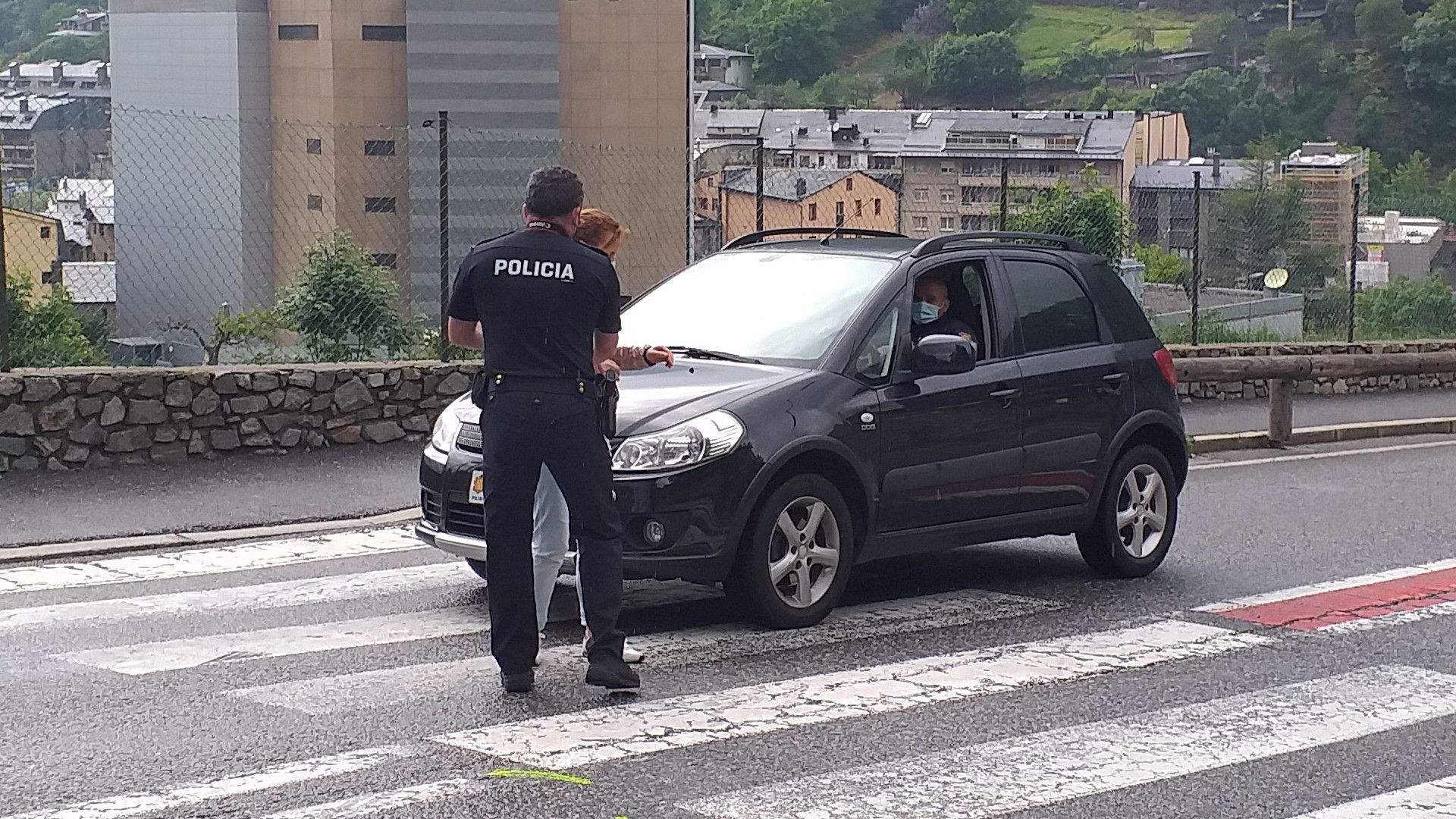 Agents de policia realitzen l'atestat de l'accident ocorregut a Encamp.