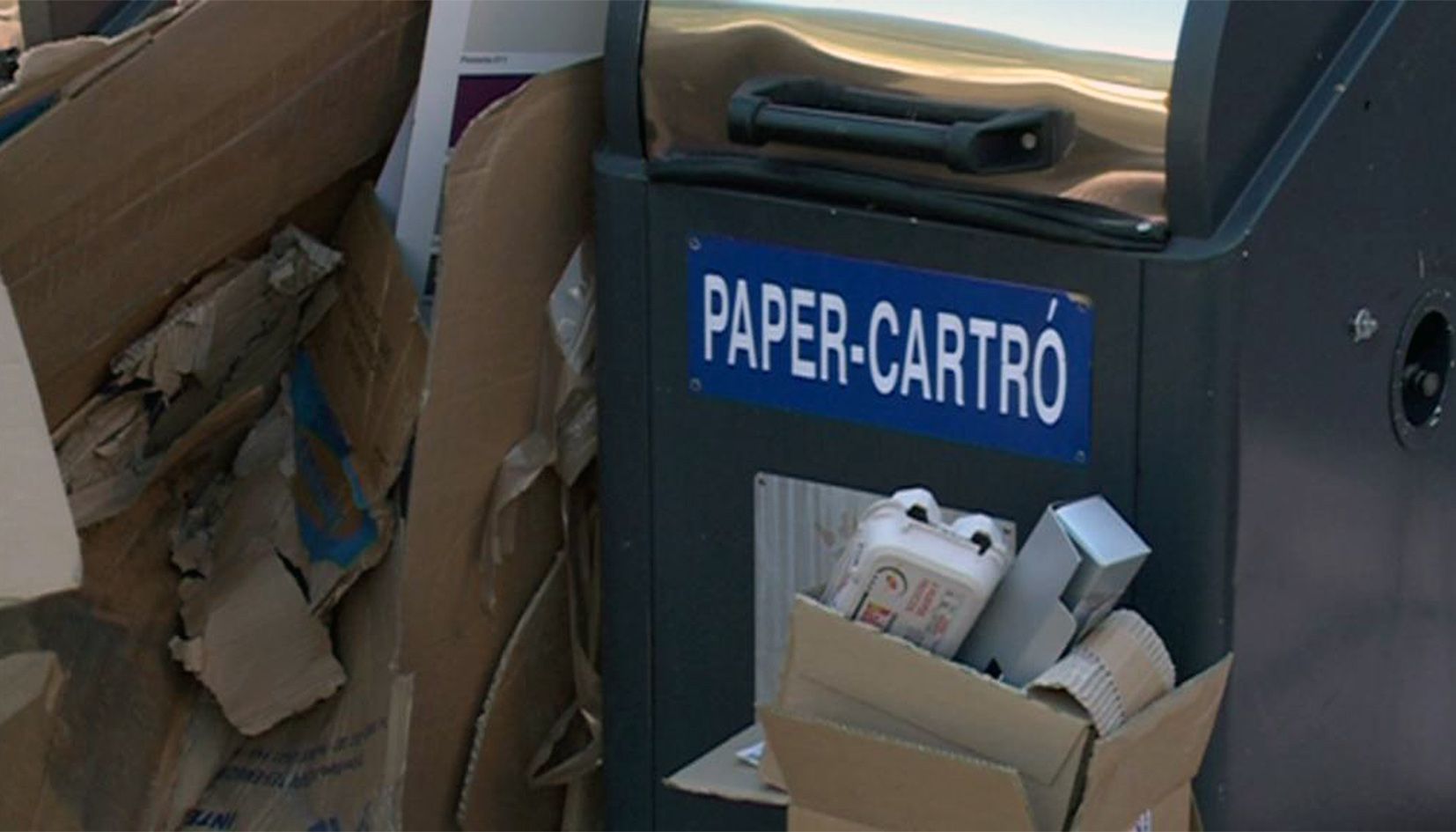 Un contenidor de recollida de paper i cartró.