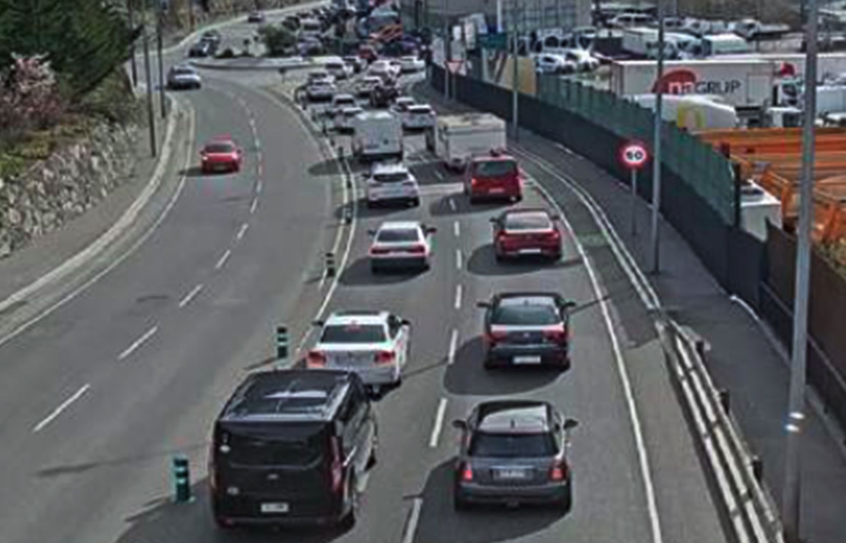 Cues de cotxes a prop de la frontera.