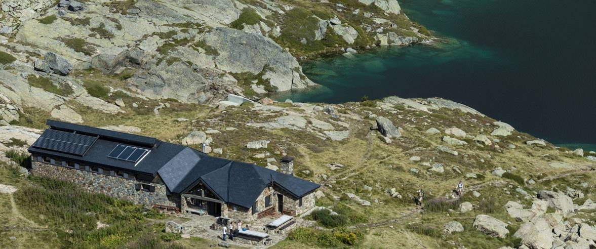 Vista aèria del refugi i de l'estany de Juclar.