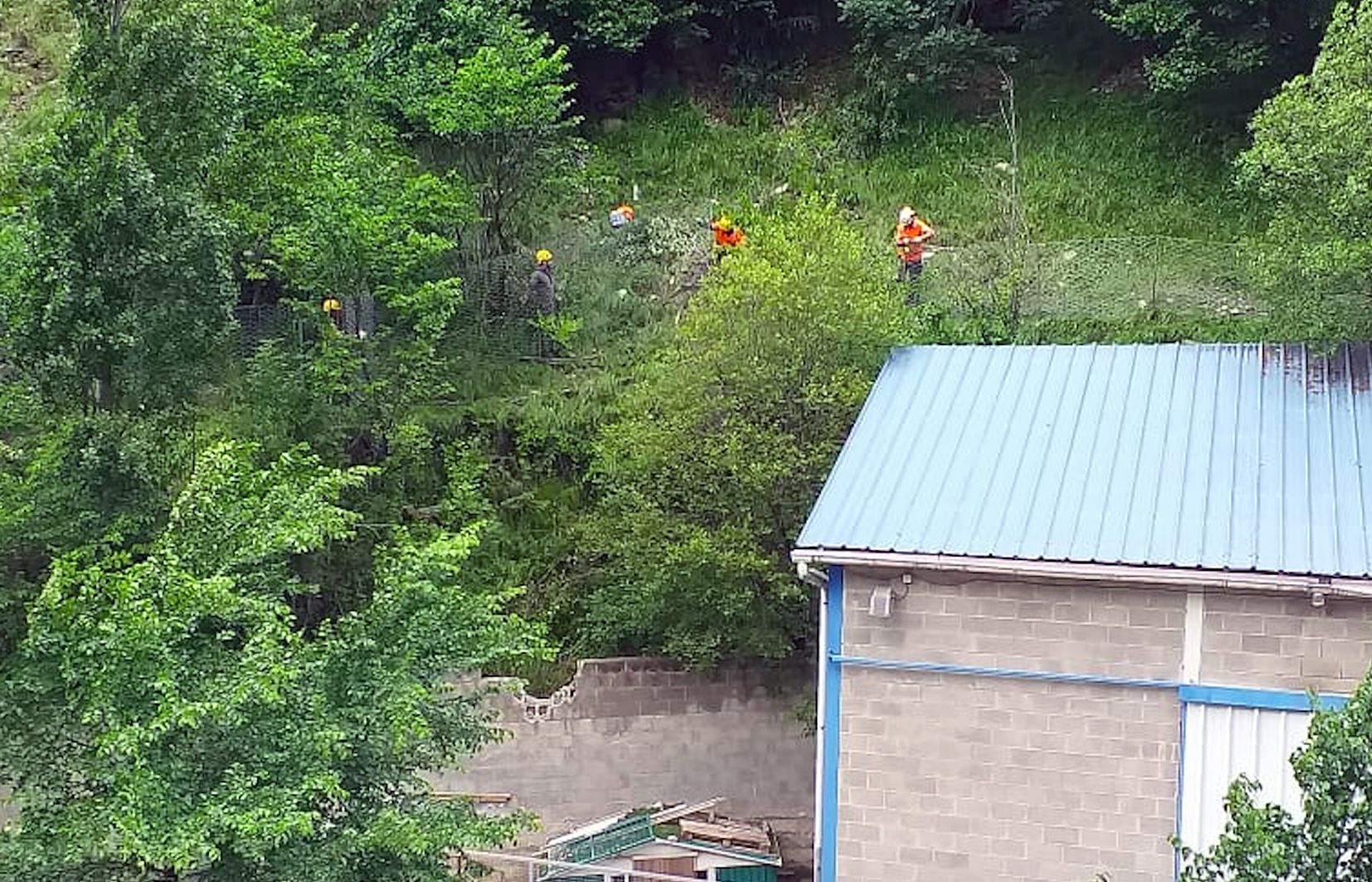 Operaris col·locant les xarxes aquest divendres.