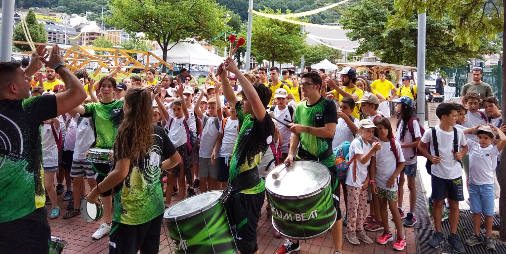 Batucada en una edició anterior de la festa de la parròquia.